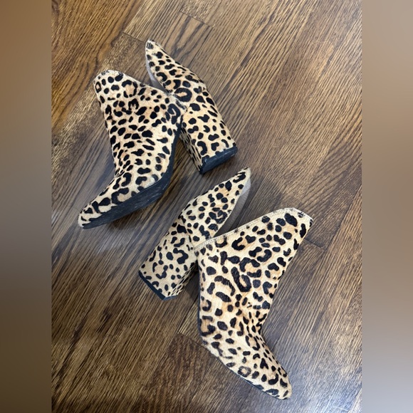 Size 7. Steve Madden Leopard Booties - Great condition - Picture 1 of 3